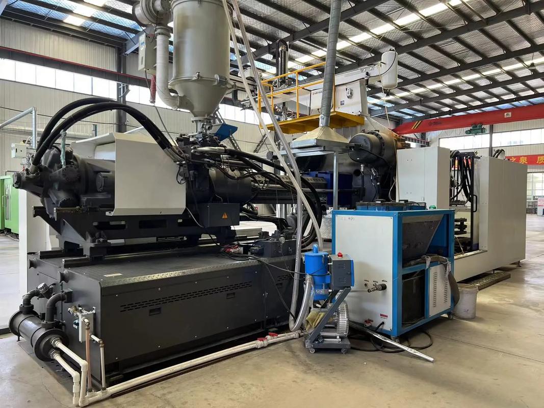 山東工廠海天1080t注塑機 含油、料斗與機械手的協同創新